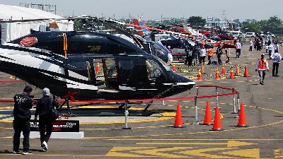 Visitors look at the helicopters on display at the Heli Expo Asia 2024 at the Cengkareng Heliport, Soekarno-Hatta Airport, Tangerang, Banten, June 26).
ANTARA/Muhammad Iqbal
