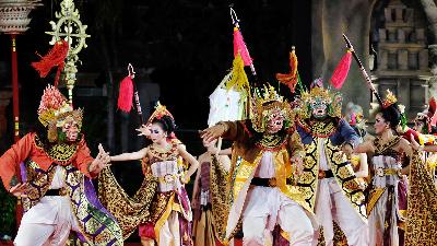 Pentas sendratari dengan judul Jagra Budaya Bali Dwipa oleh ISI Denpasar, pada Pesta Kesenian Bali ke-46 di Taman Budaya Denpasar, Bali, 15 Juni 2024. Dok. ISI Denpasar