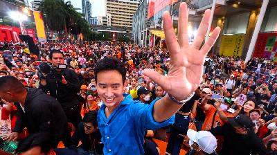 Pemimpin Partai Gerakan Maju (Move Forward Party) Pita Limjaroenrat menyapa pendukungnya  di Bangkok, Thailand, 9 Juli 2023. Reuters/Athit Perawongmetha