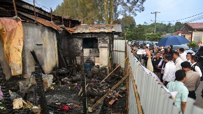 Kompolnas bersama personel Polres Tanah Karo meninjau rumah wartawan yang terbakar di Kabanjahe, Karo, Sumatera Utara, 2 Juli 2024/Antara/Fransisco Carolio