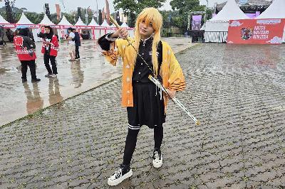 Seorang cosplayer bernama Verzi (18 tahun) bergaya dengan kostum tokoh manga dan anime Demon Slayer, Zenitsu Agatsuma. TEMPO/Bintari Rahmanita