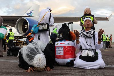 Jamaah haji melakukan sujud syukur saat tiba di Bandara Internasional Sultan Hasanuddin, Makassar, Sulawesi Selatan, 23 Juni 2024. ANTARA/Arnas Padda