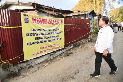 Ketua Harian Kompolnas Irjen Pol (Purn) Benny Josua Mamoto meninjau rumah wartawan yang terbakar di Kabanjahe, Karo, Sumatera Utara, 2 Juli 2024. ANTARA/Fransisco Carolio