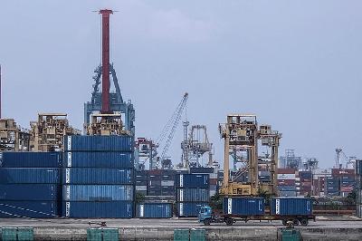Aktivitas bongkar muat ekspor impor di Pelabuhan Tanjung Priok, Jakarta,  10 Juli 2024. TEMPO/Tony Hartawan