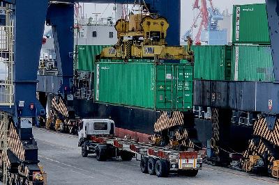 Aktivitas bongkar muat ekspor impor di Pelabuhan Tanjung Priok, Jakarta, 10 Juli 2024. TEMPO/Tony Hartawan
