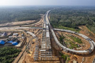 Pembangunan proyek PT Hutama Karya (Persero) di Jalan Tol Trans Sumatera (JTTS) di Sebapo, Muaro Jambi, Jambi, 2 Juli 2024. ANTARA/Wahdi Septiawan