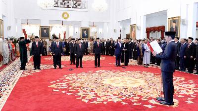 Pelantikan sembilan anggota Dewan Pertimbangan Presiden (Wantimpres) 2019-2024 oleh Presiden Joko Widodo di Istana Negara, Jakarta, Desember 2019. BPMI Setpres/Kris