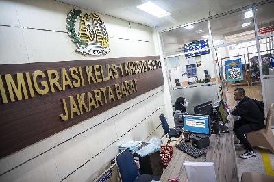 Petugas Imigrasi melayani pemohon paspor di Kantor Imigrasi Kelas 1 Khusus Non TPI Jakarta Barat, Jakarta, 24 Juni 2024. ANTARA/Aprillio Akbar