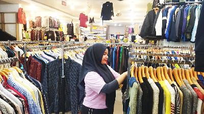Konsumen sedang melihat dan memilih pakaian Trhifting yang hendak dibelinya di eks Matahari, Jl. Kapten Muslihat, Kota Bogor., 11 Juli 2024. Tempo/M.A Murtadho
