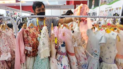 Beragam jenis pakaian dipajang dalam pameran produk Cina di Jakarta International Expo, Kemayoran, Jakarta Pusat, 17 Maret 2023.  Tempo/Tony Hartawan