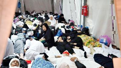 Kondisi dalam tenda jamaah haji asal Indonesia di Mina, Arab Saudi. 17 Juni, 2024. Antara/Ho-Humas DPR RI