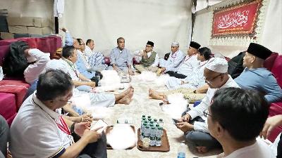 Muhaimin Iskandar (tengah berompi) setelah melakukan peninjauan langsung tenda jemaah Haji Indonesia, di Mina, Arab Saudi, 18 Juni 2024. Dok. Pribadi/X @cakiminnow