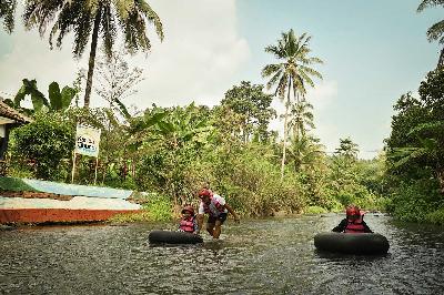 Anak-anak bermain papalidan atau river tubing di Desa Wisata Kacida Cibuntu Padarincang, Serang, Banten, 11 Juli 2024. TEMPO/M Taufan Rengganis