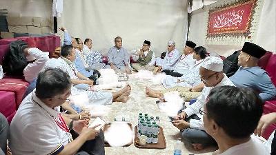 Muhaimin Iskandar (center, wearing a vest) after conducting a field inspection of tents for Indonesian haj pilgrims in Mina, Saudi Arabia, June 18.
X@cakiminnow
