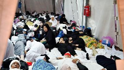 Indonesian haj pilgrims inside a tent in Mina, Saudi Arabia, June 17.
ANTARA/DPR PR
