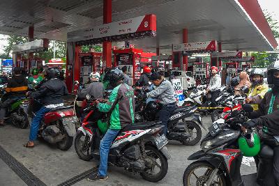 Pengendara antre untuk mengisi Bahan Bakar Minyak (BBM) di Stasiun Pengisian Bahan Bakar Umum (SPBU) Pertamina di jalan MT Haryono, Jakarta, 2 Juli 2024. TEMPO/Tony Hartawan