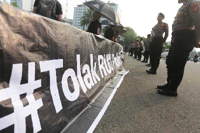 Aksi kamisan tentang Menolak RUU TNI/Polri di Jakarta, 11 Juli 2024. TEMPO/Subekti