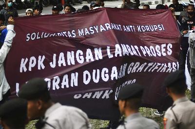 Sejumlah aktivis yang tergabung dalam Solidaritas Masyarakat Anti Korupsi melakukan aksi unjuk rasa di depan gedung Komisi Pemberantasan Korupsi, Jakarta, 8 Maret 2024. TEMPO/Imam Sukamto
