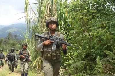 Satgas Operasi Madago Raya melakukan penjagaan di Desa Manggalapi, Sigi, Sulawesi Tengah yang merupakan wilayah operasi pemburuan kelompok terduga teroris kelompok MIT Poso. ANTARA/ Kristina Natalia

