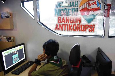 Edukasi antikorupsi di dalam bus Komisi Pemberantasan Korupsi (KPK), di Balai Kota Malang, Jawa Timur. Dok.TEMPO/Aris Novia Hidayat