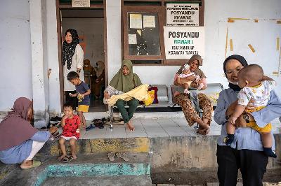 Sejumlah warga dan anak balitanya menunggu giliran saat pelayanan kesehatan di Posyandu Mawar I, Kelurahan Palupi, Tatanga, Palu, Sulawesi Tengah, 3 Juni 2024. ANTARA/Basri Marzuki