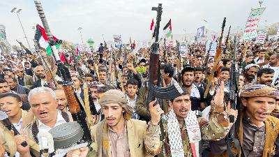 Pengunjuk rasa, yang sebagian besar pendukung Houthi, menunjukkan solidaritas terhadap warga Palestina, di Sanaa, Yaman 5 Juli 2024. Reuters/Khaled Abdullah
