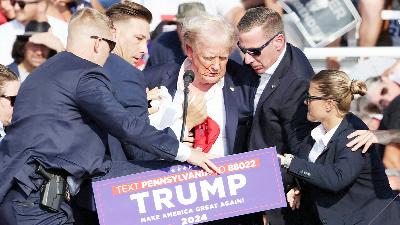 Kandidat presiden dari Partai Republik Amerika Serikat Donald Trump dibantu oleh petugas keamanan setelah tertembak di Butler Farm Show, Pennsylvania, Amerik Serikat, 13 Juli 2024. Reuters/Brendan McDermid