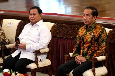 Presiden Joko Widodo didampingi Menteri Pertahanan Prabowo Subianto memimpin sidang kabinet paripurna di Istana Negara, Jakarta, 24 Juni 2024. ANTARA/Hafidz Mubarak A