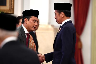 Presiden Joko Widodo memberikan ucapan selamat kepada Thomas Djiwandono usai dilantik menjadi Wakil Menteri Keuangan di Istana Negara, Jakarta, 18 Juli 2024. ANTARA/Hafidz Mubarak A
