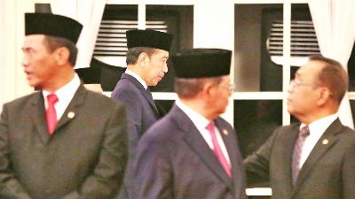 Presiden Joko Widodo sebelum memimpin upacara pelantikan Wakil Menter di Istana Negara, Jakarta, 18 Juli 2024. Tempo/Subekti
