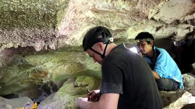 Pencatatan temuan oleh peneliti Grifith Unversity di gua Leang Karampuang, Maros Pangkep, Sulawesi Selatan, 2023. Dok. BRIN
