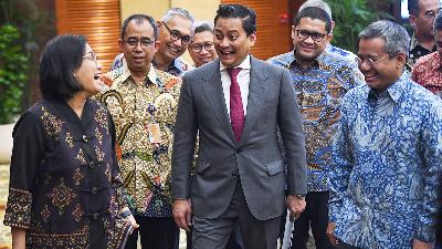 Finance Minister Sri Mulyani (left) chatting with Deputy Minister of Finance II Thomas Djiwandono (center) and Deputy Minister of Finance I Suahasil Nazara (right) after providing a statement to the press at the Finance Ministry Complex, Jakarta, July 18.
ANTARA/Aditya Pradana Putra
