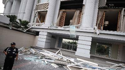 A security officer stands beside shattered glass following a bomb explosion at the Airlangga Restaurant, Ritz-Carlton Hotel, Jakarta, July 17, 2009.
TEMPO/Tony Hartawan
