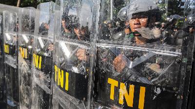 Army personnel during an exercise of the IV/Diponegoro Military Region Command at Jalan Pahlawan, Semarang, Central Java, July 5.
ANTARA/Makna Zaezar
