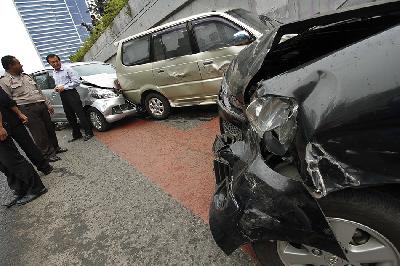 Kecelakaan mobil di Kebayoran Baru, Jakarta. TEMPO/Subekti