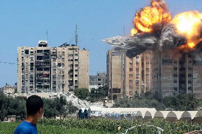Sebuah ledakan terjadi setelah serangan udara Israel di sebuah bangunan tempat tinggal, di tengah konflik Israel-Hamas, di Nuseirat di Jalur Gaza tengah, 20 Juli 2024. REUTERS/Omar Naaman