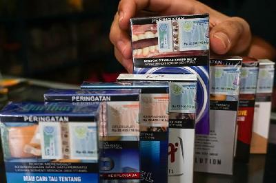 Pedagang menata rokok yang dijual di Ciputat, Tangerang Selatan. ANTARA/Rifqi Raihan Firdaus