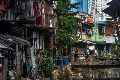 Pemukiman padat semi permanen di kawasan Kebon Kacang, Jakarta, 2 Juli 2024. TEMPO/Tony Hartawan