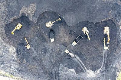 Alat berat memuat batu bara di tempat penampungan batu bara, tepi Sungai Batanghari, Muaro Jambi, Jambi, 20 Juni 2024. ANTARA/Wahdi Septiawan