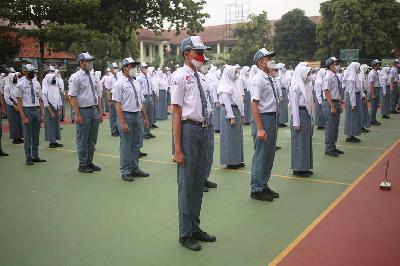 Sejumlah siswa mengikuti upacara bendera di Bekasi, Jawa Barat. Dok.TEMPO/Hilman Fathurrahman W