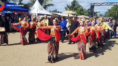 Ratusan masyarakat hadiri acara Syukuran Nelayan Desa Ciwaru Kecamatan Ciemas Kabupaten Sukabumi di pantai palangpang, Kamis 4 Juli 2024.