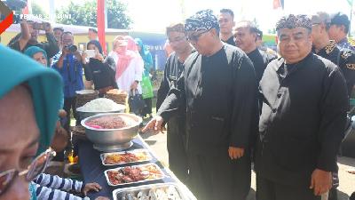 Bupati Sukabumi H. Marwan Hamami membuka festival kuliner kepiting di halaman Kantor Kecamatan Tegalbuleud, Kamis, 11 Juli 2024.