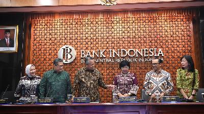 Gubernur Bank Indonesia (BI) Perry Warjiyo (ketiga kiri) bersama jajaran Deputi Gubernur Bank Indonesia saat akan memberikan keterangan terkait hasil Rapat Dewan Gubernur BI di Jakarta, 17 Juli 2024. Antara/M Risyal Hidayat