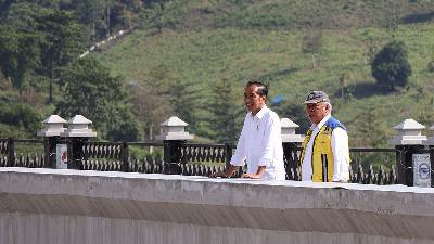 Presiden Joko Widodo meninjau Bendungan Pamukkulu saat peresmian di Kabupaten Takalar, Sulawesi Selatan, 5 Juli 2024. Antara/Arnas Padda