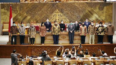 Menteri dan Pimpinan DPR RI berfoto bersama setelah rapat paripurna mengesahkan omnibus law RUU Cipta Kerja menjadi Undang-Undang di Jakarta, Oktober 2020. Tempo/M Taufan Rengganis