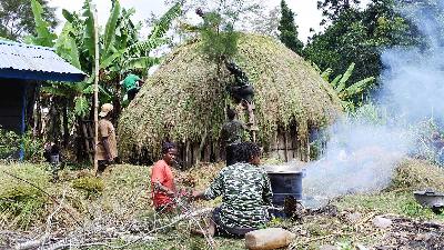 Pengungsi Nduga merenovasi atap Honai di Desa Sekom, Jayawijaya, Papua Pegunungan, 22 Juli 2024. Tempo/Hendrik Yaputra