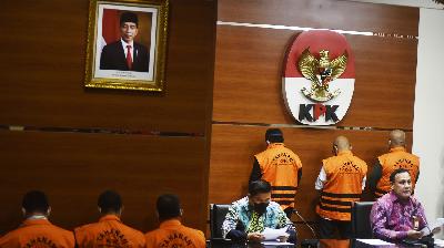 Ketua KPK Firli Bahuri (kanan) bersama Deputi Penindakan, Karyoto, menunjukkan para tahanan yang terkena operasi tangkap tangan kasus tindak pidana korupsi terkait pengadaan barang dan jasa serta lelang jabatan di Pemerintahan Kota Bekasi., di gedung KPK,  Jakarta, 6 Januari 2022/TEMPO/Imam Sukamto  