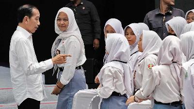 Presiden Joko Widodo  memberikan arahan kepada pelajar ketika menyerahakn bantuan Program Indonesia Pintar (PIP) di Magelang. Jawa Tengah, 22 Januari 2024. Antara/Anis Efizudin