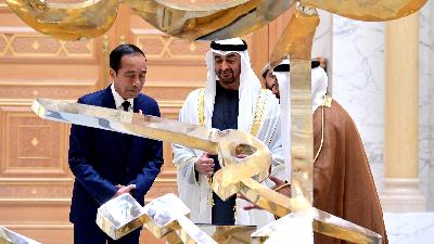 Presiden Joko Widodo dalam pertemuan bilateral dengan Presiden Mohamed bin Zayed Al Nahyan (MBZ) di Qasr Al Watan, Abu Dhabi, Uni Emirat Arab, 17 Juli 2024.  BPMI Setpres/Muchlis Jr