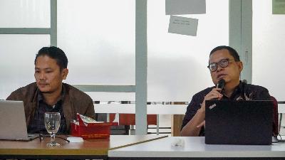 Sekertaris Jenderal Forum Indonesia untuk Transparansi Anggaran Misbah Hasan (kanan) dan Pengamat Ekonomi Keuangan dari Institue for Development of Economics and Finance Abdul Manap Pulungan saat Focus Group Discussion mengenai anggaran di era pemerintahan Presiden Joko Widodo di kantor redaksi Tempo, 2 Juli 2024. Tempo/Martin Yogi Pardamean